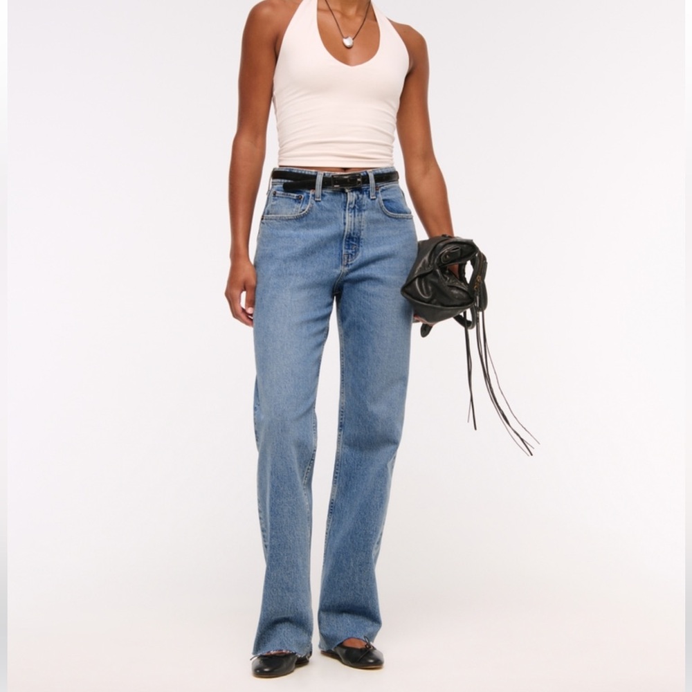 Curve Love High Rise 90s
Relaxed Frayed Hem Jean